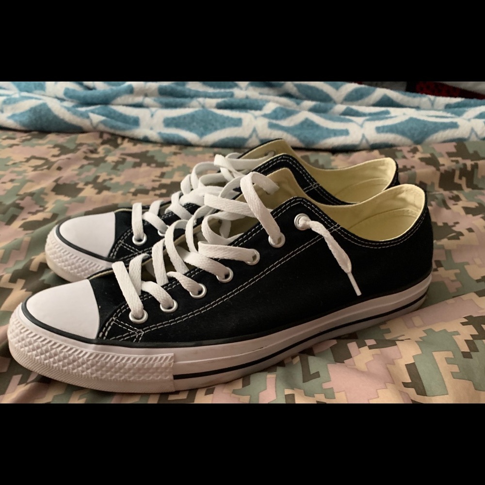 Black low top converse